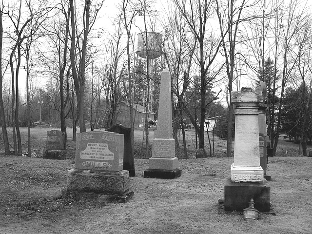 Cimetière et église  / Church and cemetery  -  Ormstown.  Québec, CANADA.  29 mars 2009 - B & W