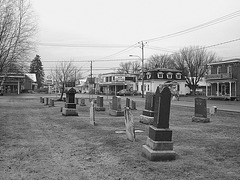 Cimetière et église  / Church and cemetery  -  Ormstown.  Québec, CANADA.  29 mars 2009 -  B & W