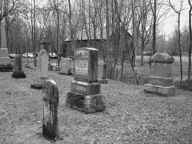 Cimetière et église  / Church and cemetery  -  Ormstown.  Québec, CANADA.  29 mars 2009 -  B & W