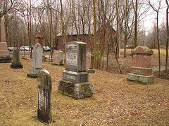 Cimetière et église  / Church and cemetery  -  Ormstown.  Québec, CANADA.  29 mars 2009