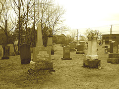 Cimetière et église  / Church and cemetery  -  Ormstown.  Québec, CANADA.  29 mars 2009 - Sepia