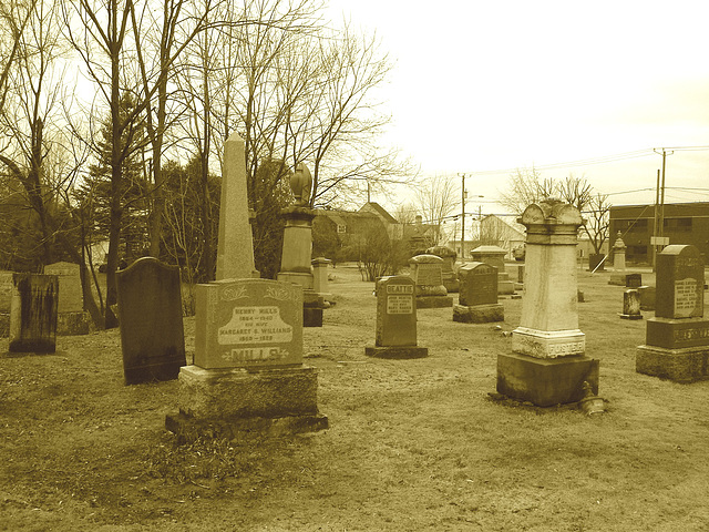 Cimetière et église  / Church and cemetery  -  Ormstown.  Québec, CANADA.  29 mars 2009 - Sepia