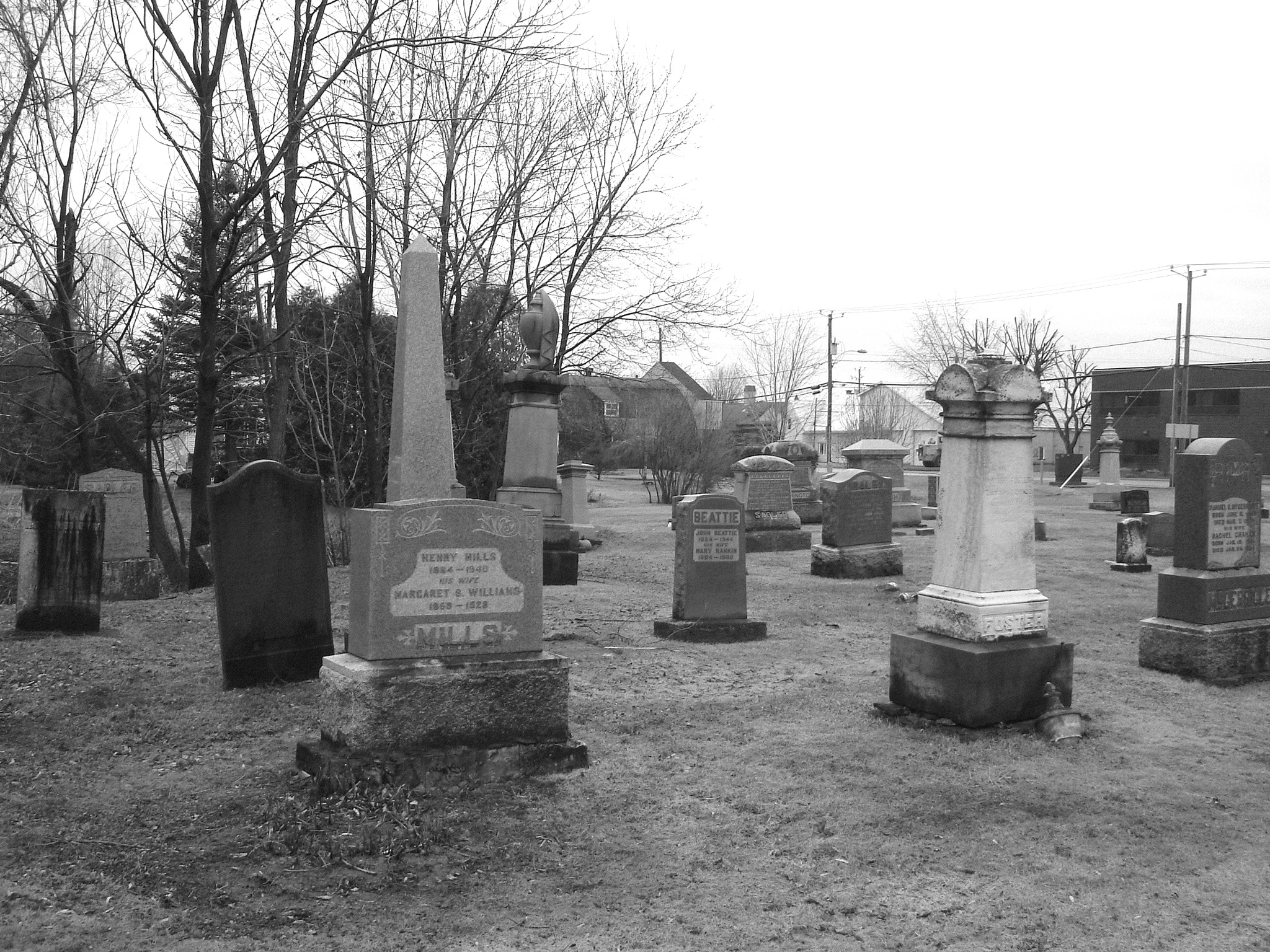 Cimetière et église  / Church and cemetery  -  Ormstown.  Québec, CANADA.  29 mars 2009- B & W