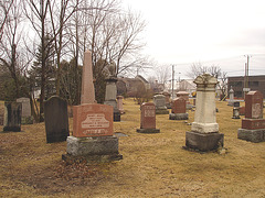 Cimetière et église  / Church and cemetery  -  Ormstown.  Québec, CANADA.  29 mars 2009