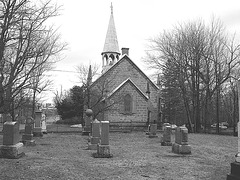 Cimetière et église  / Church and cemetery  -  Ormstown.  Québec, CANADA.  29 mars 2009 - B & W