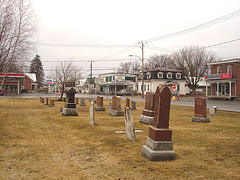 Cimetière et église  / Church and cemetery  -  Ormstown.  Québec, CANADA - 29 mars 2009 / Bar Ormstown
