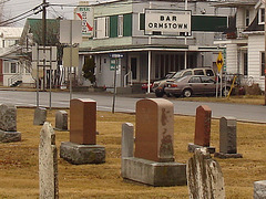 Cimetière et église  / Church and cemetery  -  Ormstown.  Québec, CANADA.  29 mars 2009 -  Bar Ormstown