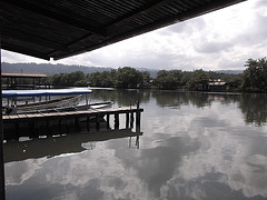 Lancha sur reflets aquatique / Lancha on wet reflection.