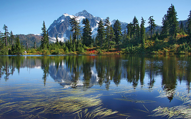 Lago y Montes En USA.