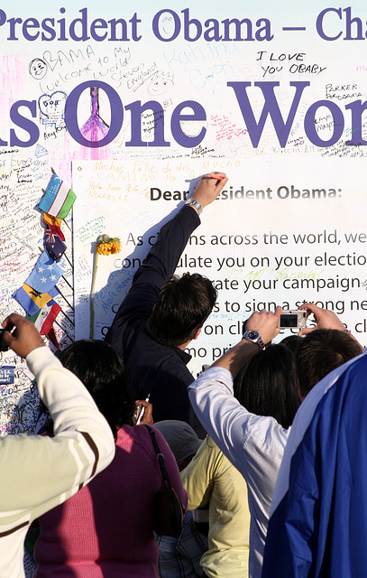 122.ObamaMessageBoard.LincolnMemorial.WDC.7nov08