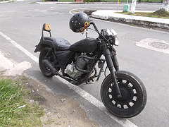 Moto modifiée avec du vécu / Old mofified motorcycle.