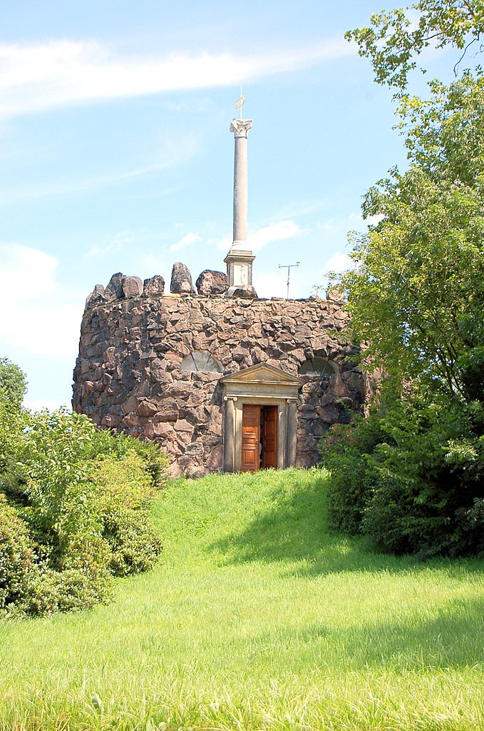 Monumento kun ŝtonoj de la Vesuvo