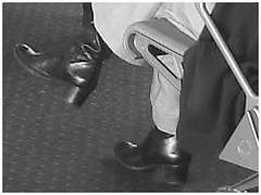 Blonde in chunky heeled boots /  Blonde en bottes à talons moyens et larges - Aéroport de Bruxelles - 19 octobre 2008 - Photofiltrée en noir & blanc.