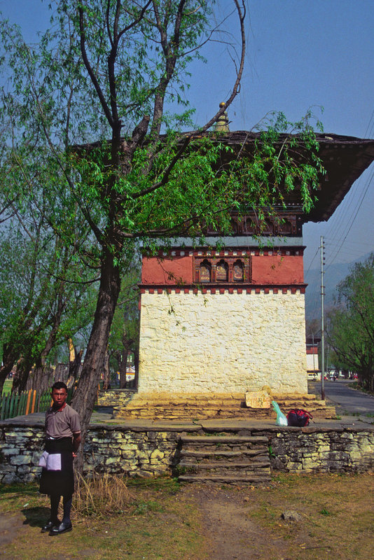 Chorten at the alley to the Paro bridge