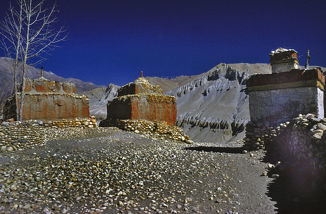 Chorten on the way to Mustang town