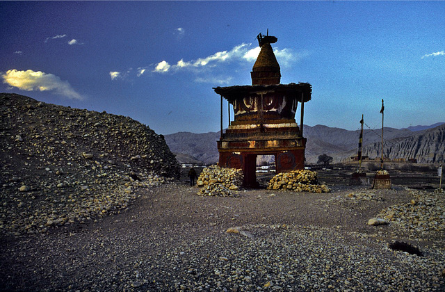 Chorten before Tsarang