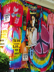 Colourful T-shirts display / T-shirts assortis de couleurs vives