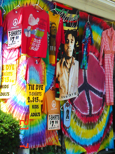 Colourful T-shirts display / T-shirts assortis de couleurs vives