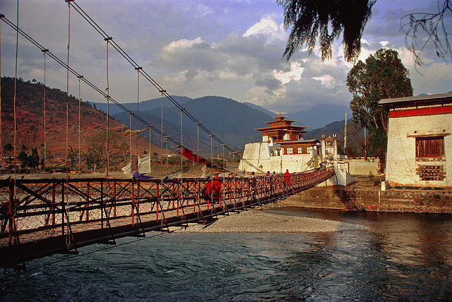 The rope bridge across the Mo Chhu (river)