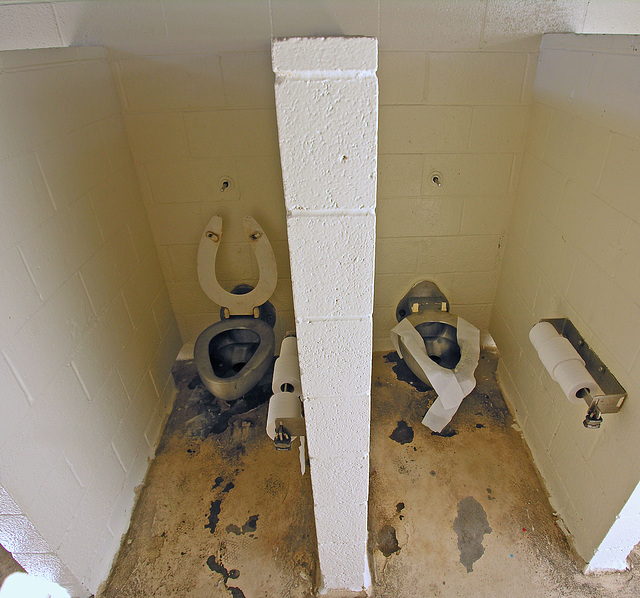 Toilet Stalls In San Clemente (7032)