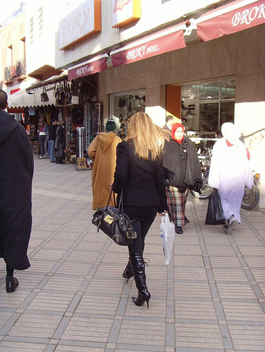 Blonde du Maghreb en Bottes de Dominatrice - Blonde in bossy boots /  Janvier 2009. Originale