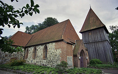 Granitsteinkirche mit separatem Kirchturm