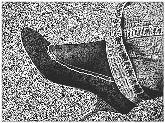 Cadeau d'une Amie Ipernity - Luxurious heels & rolled-up jeans -  Escarpins de luxe et jeans roulés. - B & W.