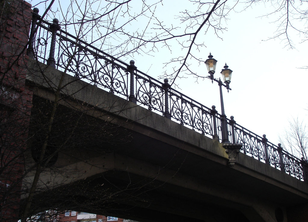 Straßenbrücke