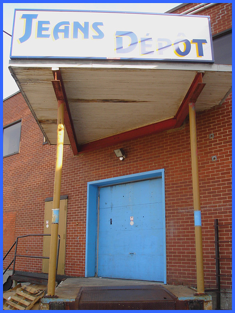 Jeans dépôt en bleu / Jeans depot warehouse.