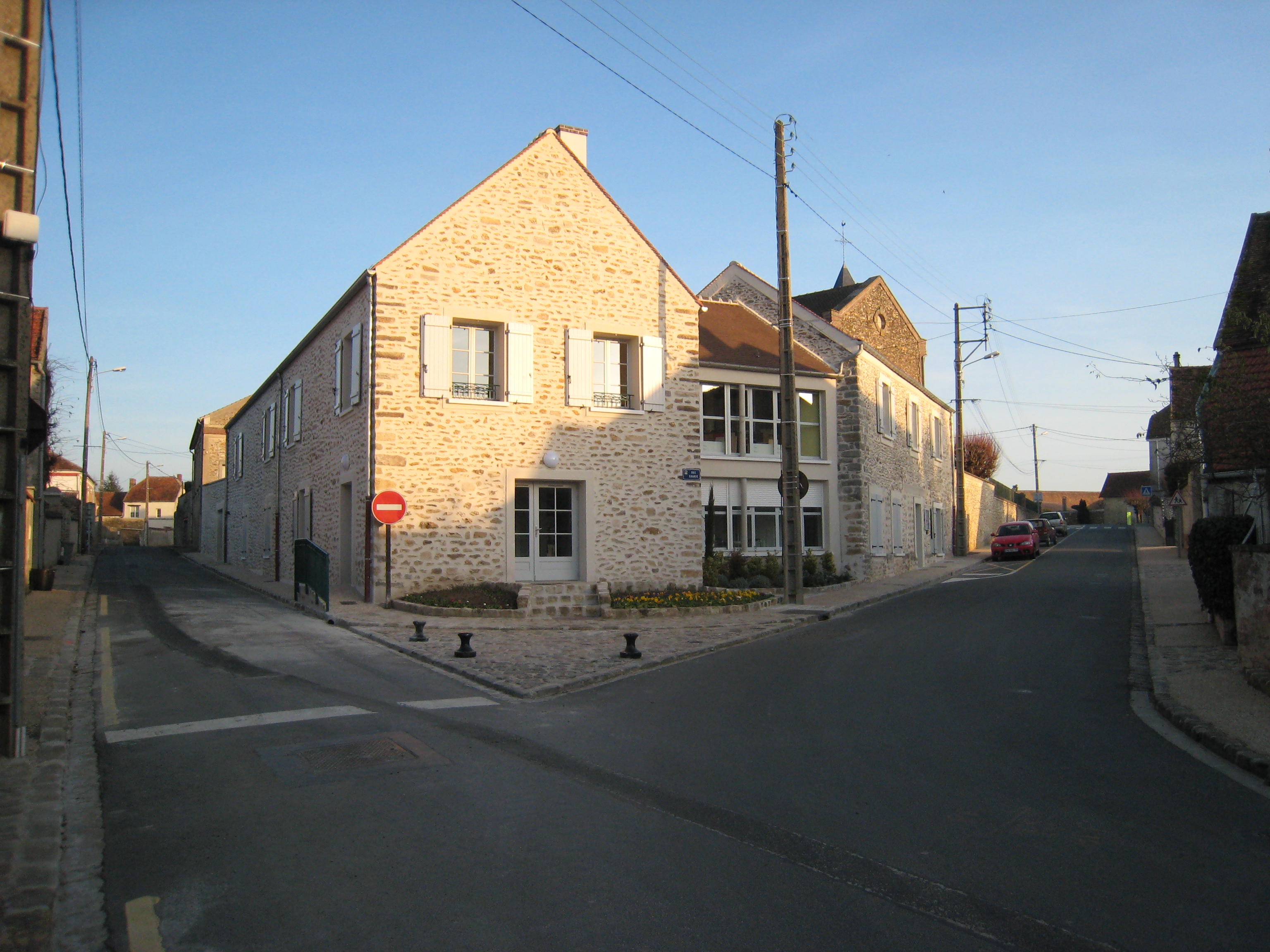 La cantine scolaire et le centre aéré à l'étage