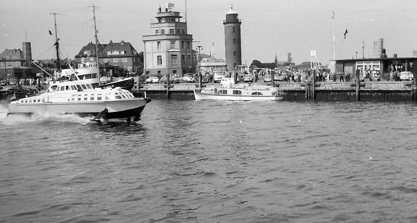 Cuxhaven  Auslaufendes Tragflächenboot