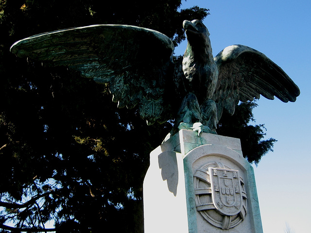 Lisboa, the bronze royal eagles still fly over the fatherland