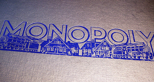 monopoly schriftzug