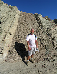 I Pose With Seismic Feature (7169)