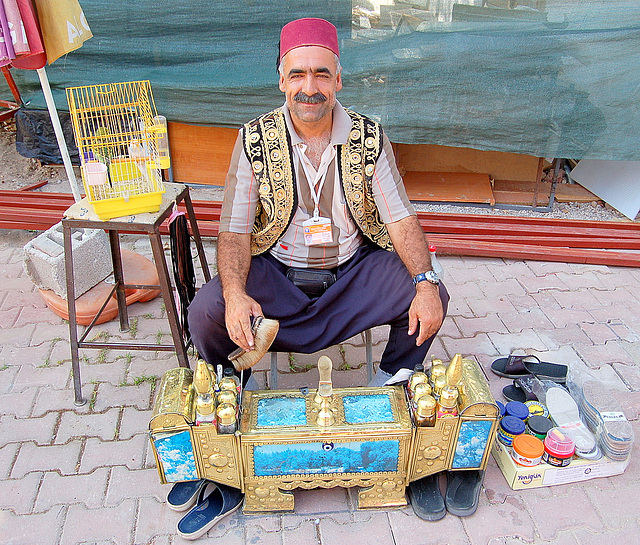 Ŝupurigisto antaŭ la bazaro en  la turka urbo Antalya