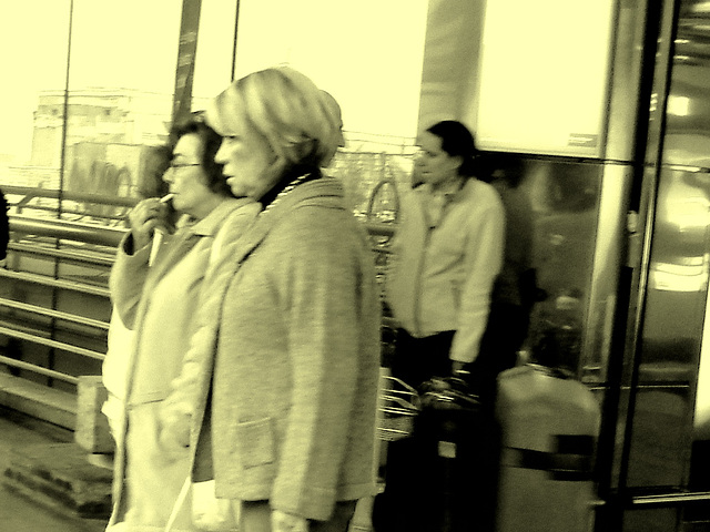 Dame blonde du bel âge en bottes de Dominatrice avec son toutou - Blonde mature in Dominatrix Boots with her dog- 19-10-2008 -  Aéroport de Bruxelles - En noir et blanc / Black & white - Vintage effec