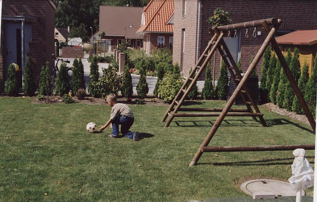 Henrik zuhause beim Kicken...