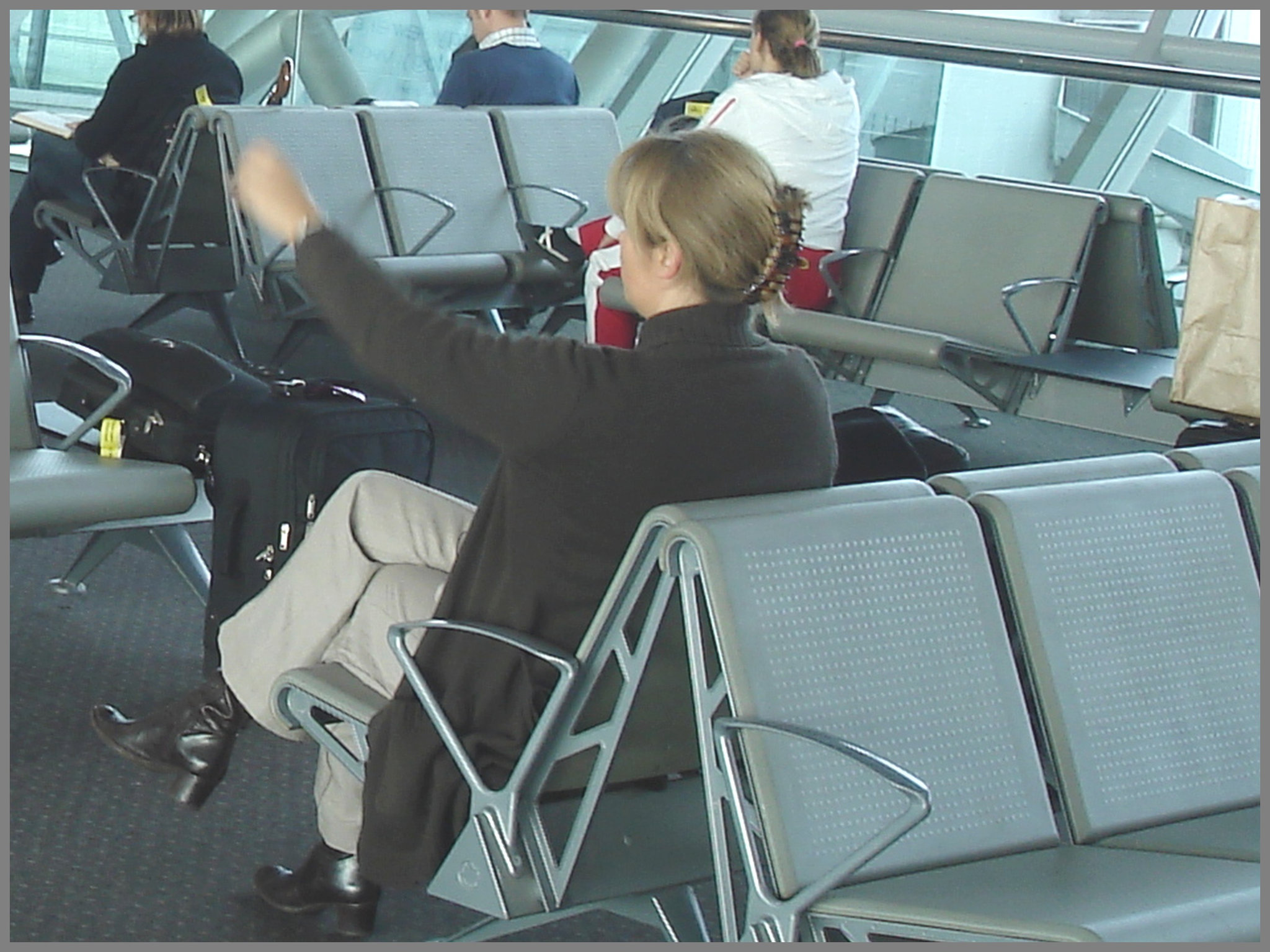 Blonde in chunky heeled boots / Blonde en bottes à talons moyens et larges - Aéroport de Bruxelles