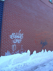 Brick wall snowy graffitis -  Graffitis enneigés sur mur de brique -  Dans ma ville / Hometown.  3 février 2009