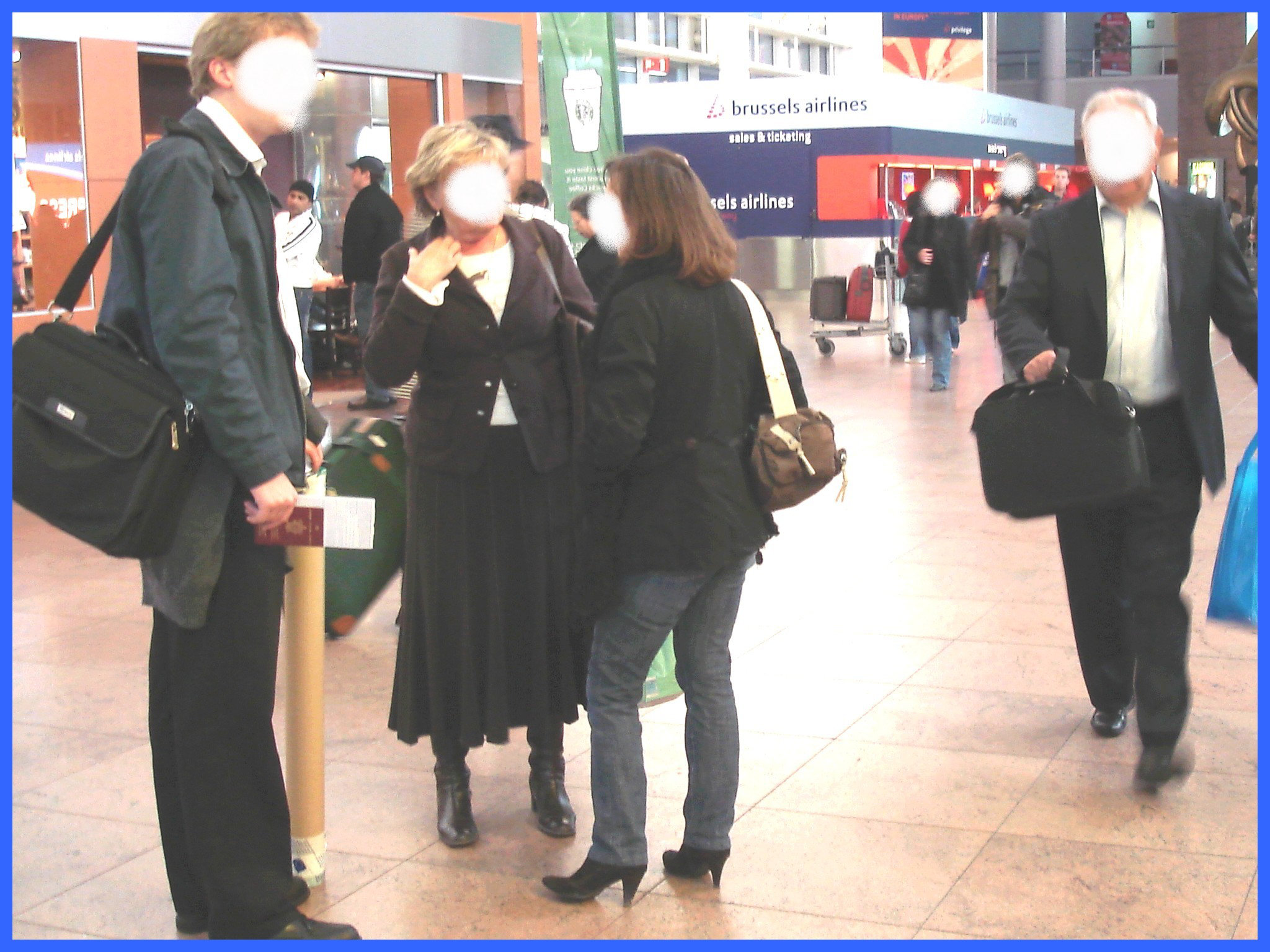 Ultra blonde mature and high heeled booted  readhead Lady /Brussels airport - 19 octobre 2008