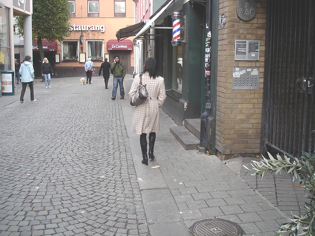 Barber's shop black Swedish Lady in chopper heeled boots -  Bruskgatan street  /  Helsingborg , Sweden  / Suède  -  22-10-2008