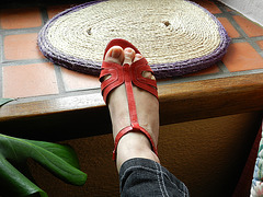 Christine !  Chaussures rouges à talons hauts dernier cri de Cricri !  In her new red wedding heels !