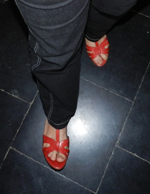Christine !  Chaussures rouges à talons hauts dernier cri de Cricri !  In her new red wedding heels !  Recadrage