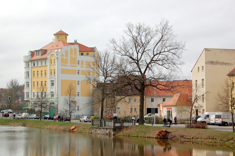 Altenburgo: Secesia domo kun freŝaj farboj kaj Malgranda Lago.