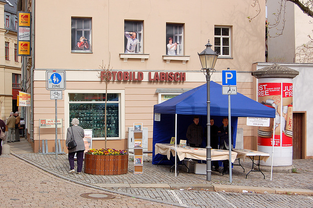 La fotobutiko Labisch prezentas sin sur grandaj fotoafiŝoj, enmeze la ĉefo, kaj apud li la vendistinoj. (ĉiuj vere afablaj kaj kompetentaj.)