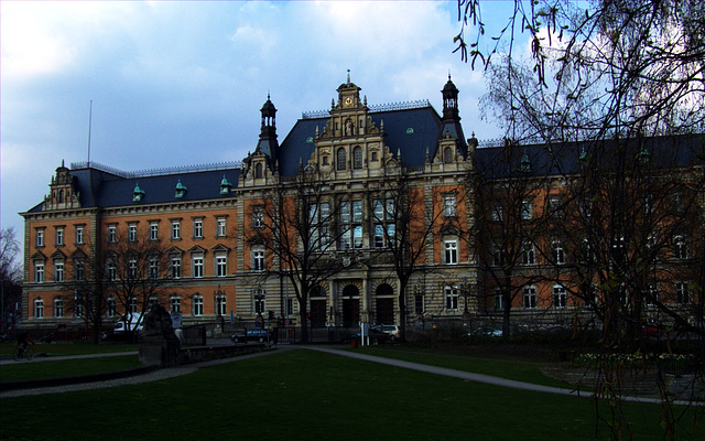 Strafjustizgebäude / criminal justice building