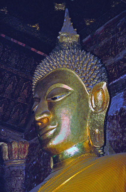 Buddha statue inside the Wat Xieng Thong