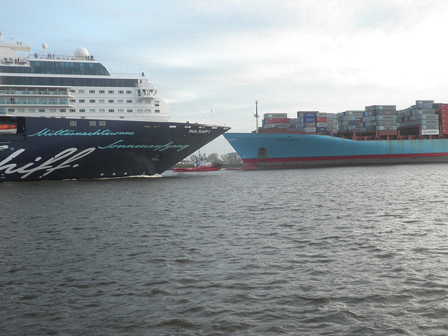 Mein Schiff  "trifft" Gjertrud Maersk