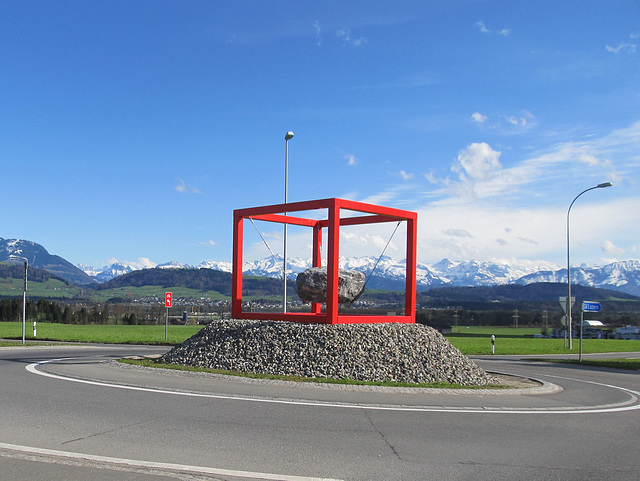 Kreisel mit einem sehr grossen Stein