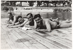 auf dem Bauch in Dreiecksbadehose - 1930'